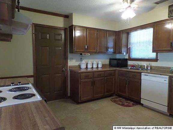 4th image of 590 Greencliff Dr