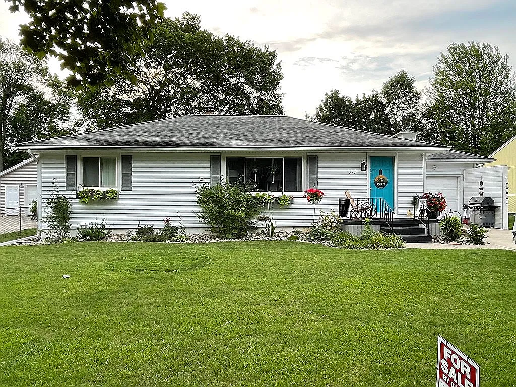 711 Maple St photo 1