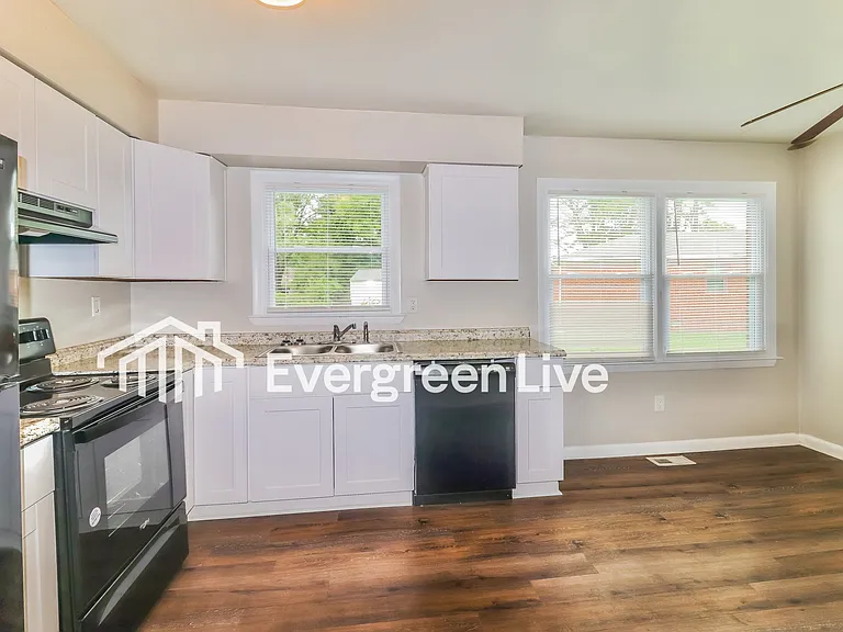 2436 Strawberry Ln — Photo 7