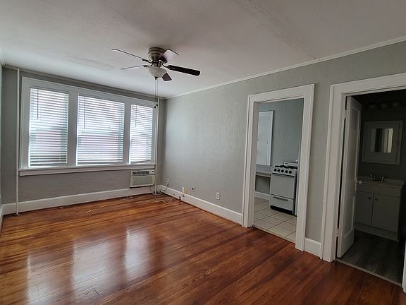 4th image of 226 13th Ave NE APT 2
