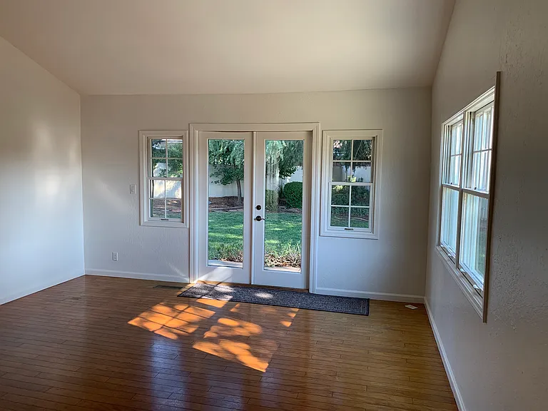 601 Hemlock Ct — Photo 8