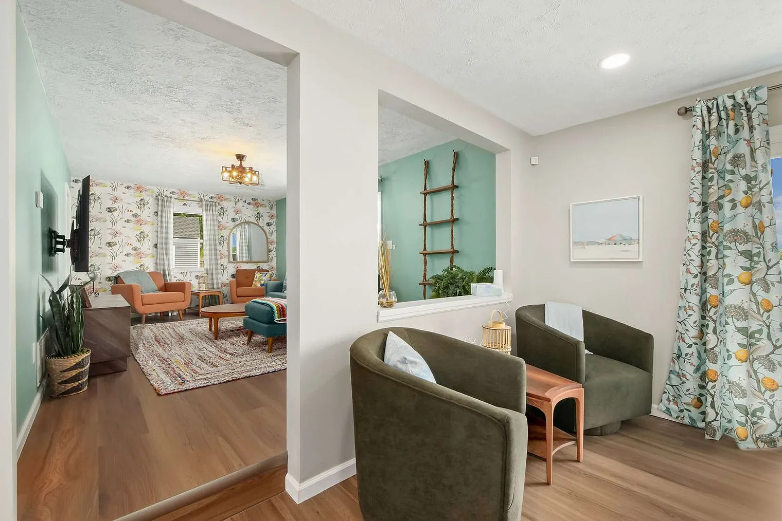 3 bed, 1.0 bath, 1044 sqft, $7,880 — Photo 2