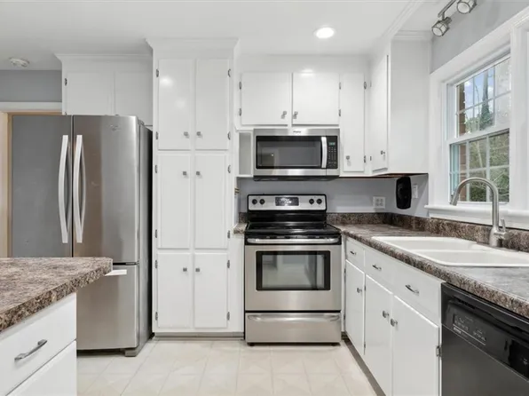 8 Executive Dr, Newport News, VA 23606