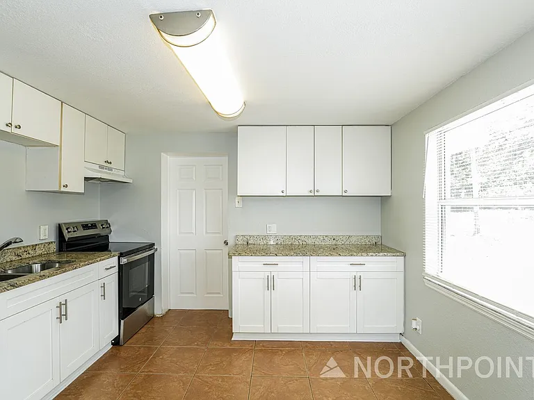10301 N 17th St — Photo 7