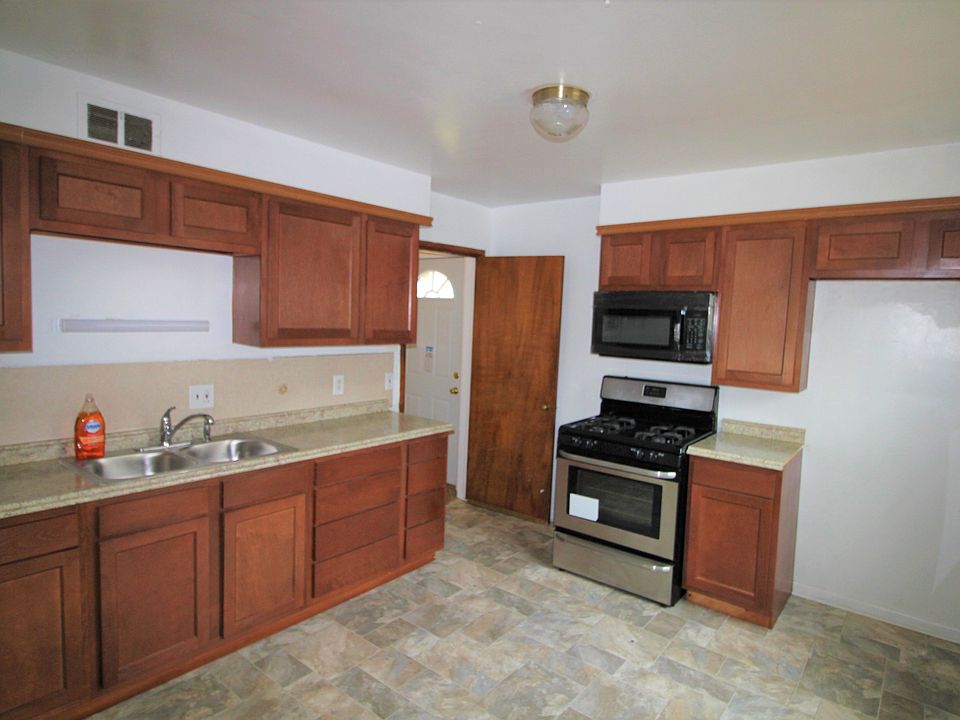 1st image of 950 Woolsey Dr SW