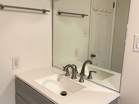 3rd image of 810 Guilford Ave
