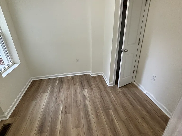 230 W 6th St — Photo 7