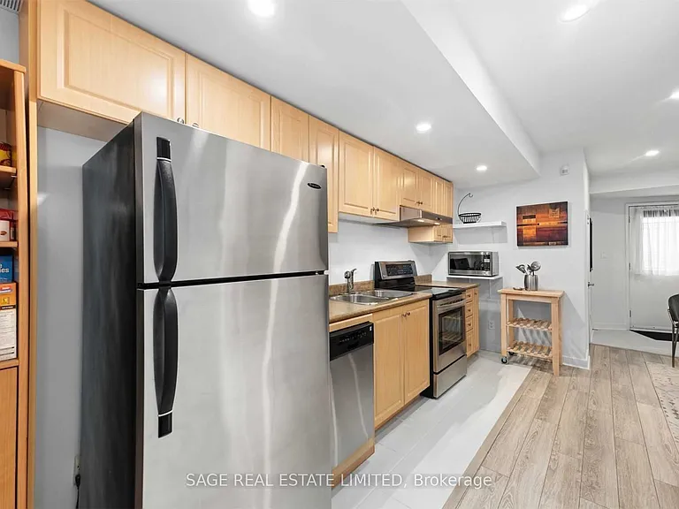 492 King St E — Photo 3