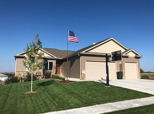 1215 Birchwood Dr, Hickman, NE 68372