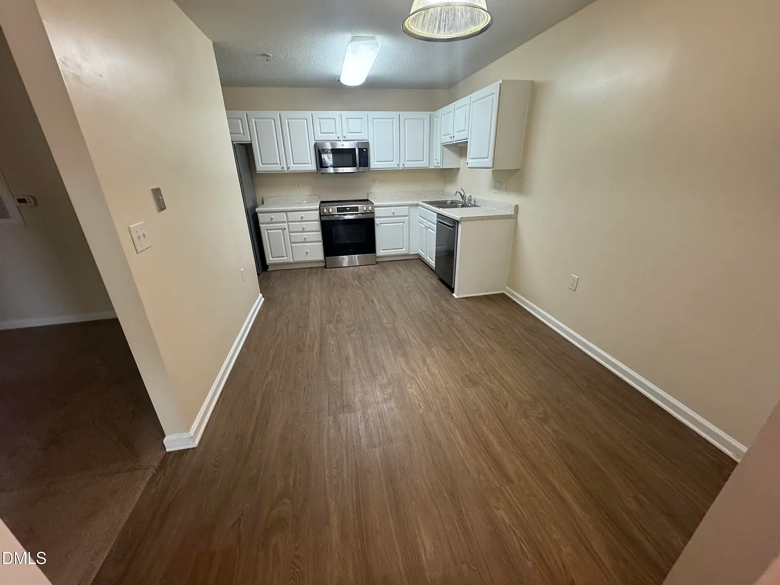 1 bed, 1.5 bath, 1003 sqft, $1,250 — Photo 3