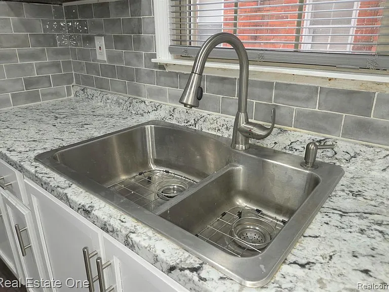 8254 Sussex St — Photo 5