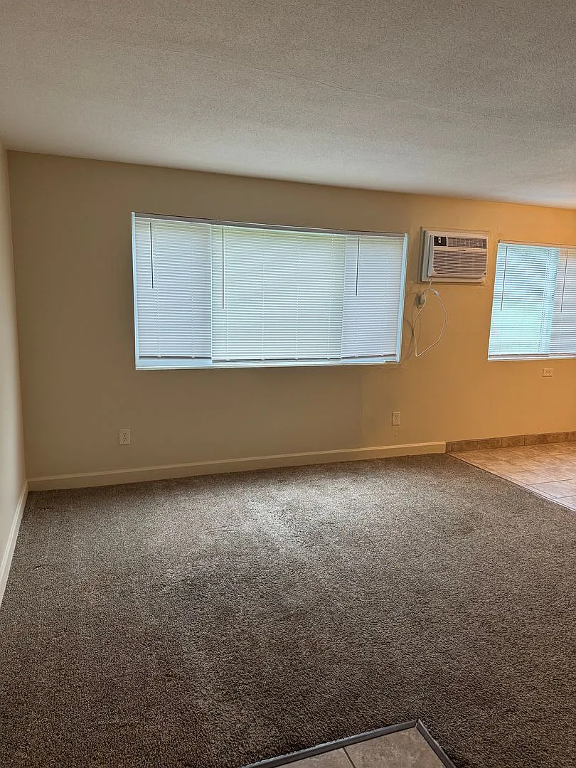 Colonial Apartments — Photo 1