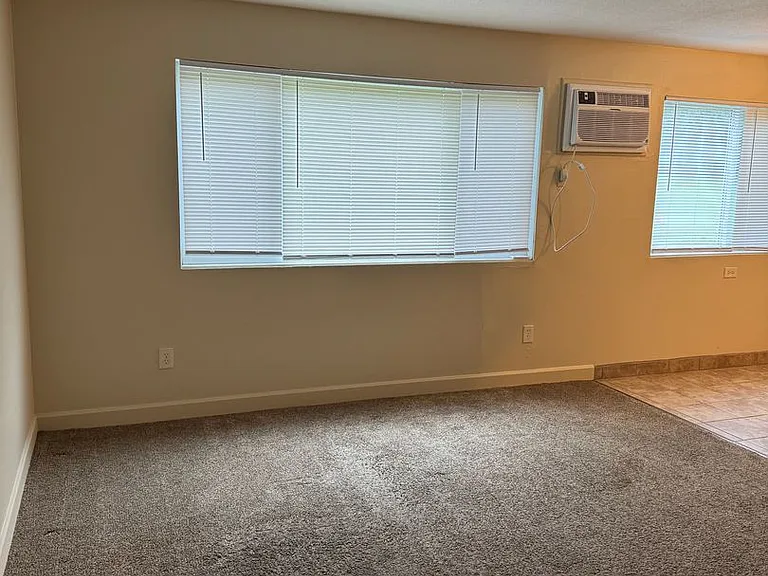 Colonial Apartments — Photo 1