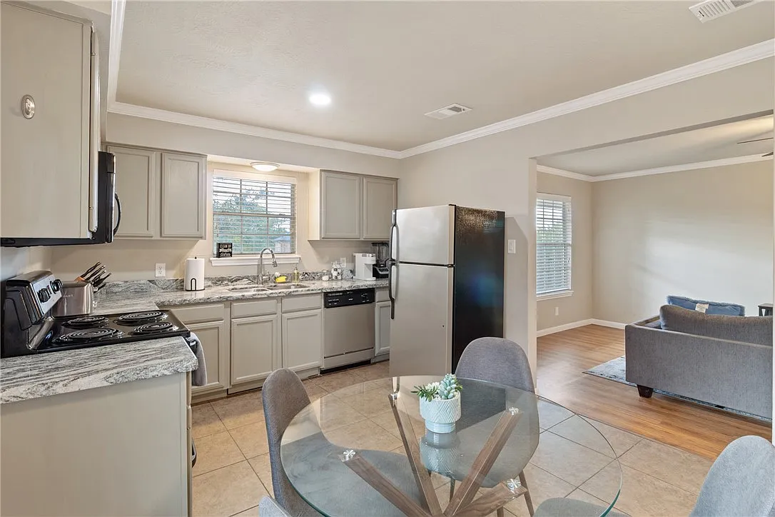 3 bed, 4416 sqft, $1,495 — Photo 3