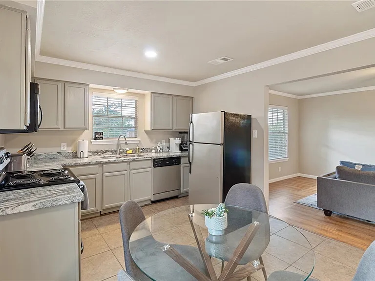 2100 Southwood Dr #22 — Photo 3