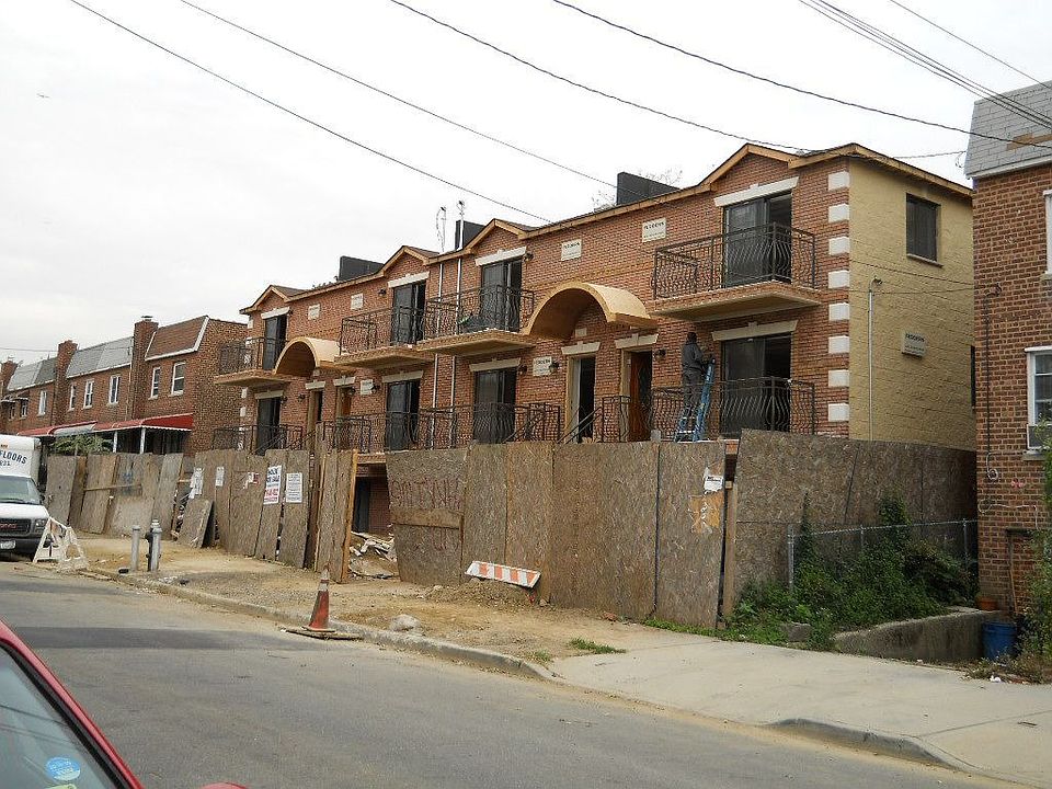 1st image of 931 E 215th St