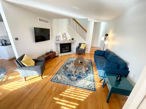 38888 Country Cir #17, Farmington, MI 48331