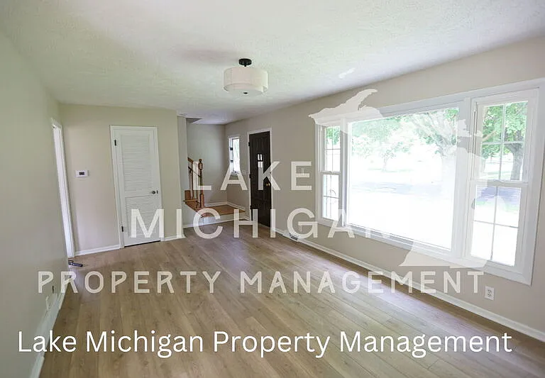 1010 N Hampton Dr NE — Photo 2