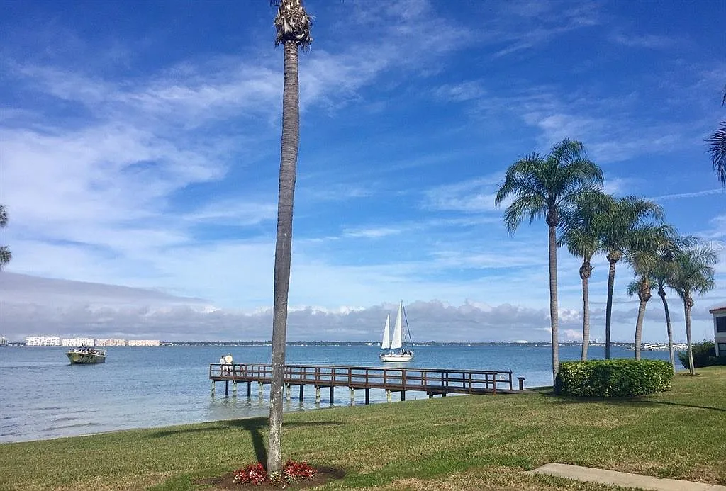 2 bed, 2.0 bath, 890 sqft, $2,700 — Photo 1