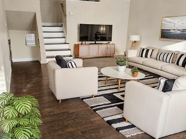 225 Mayfair Drive North image 3 of 7