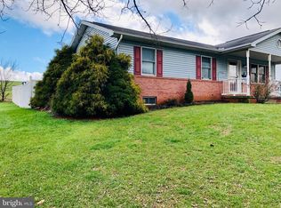 1562 Meadow Green Ln, Chambersburg, PA