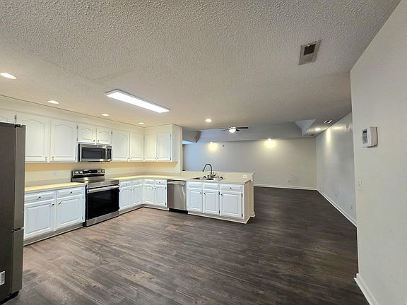 3rd image of 3682 Beacon Dr
