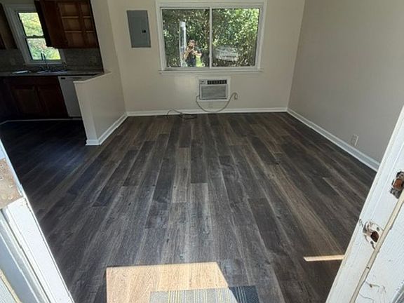 2nd image of 104B Charles St