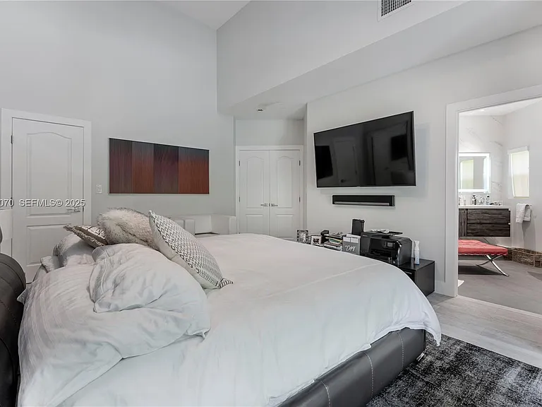 18460 NE 30th Ave #18460 — Photo 34