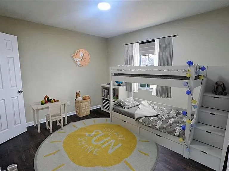 109 Quincy Ave — Photo 3