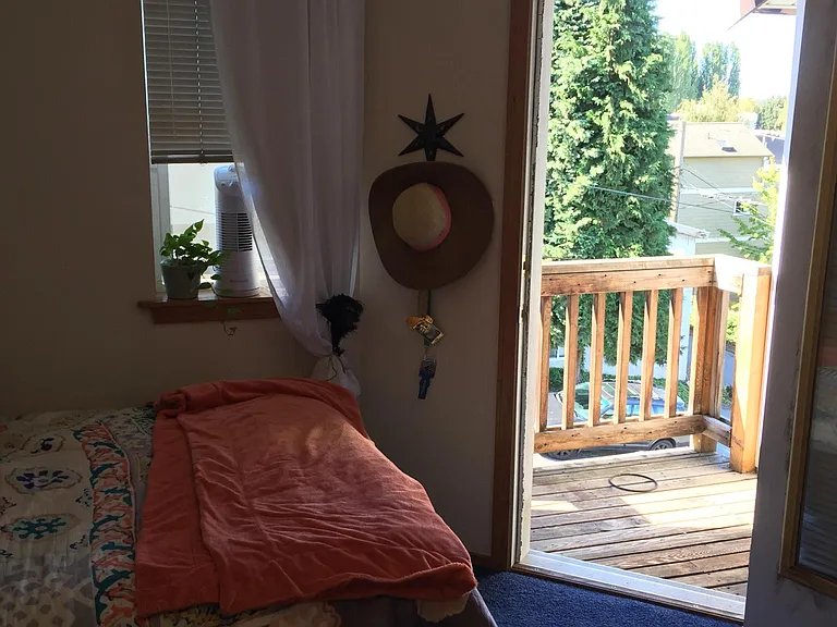 152 Florentia St #B — Photo 8