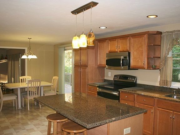 4th image of 26 Orchard Cir