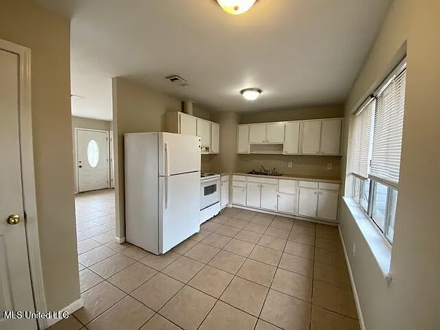 7217 Hampton Dr — Photo 3
