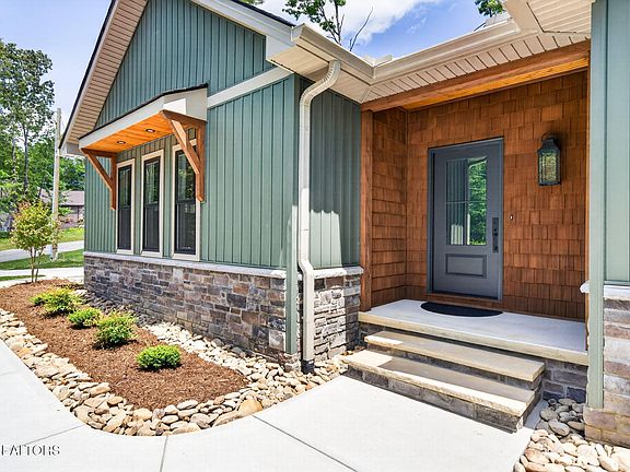 3rd image of 30 Andover Ln