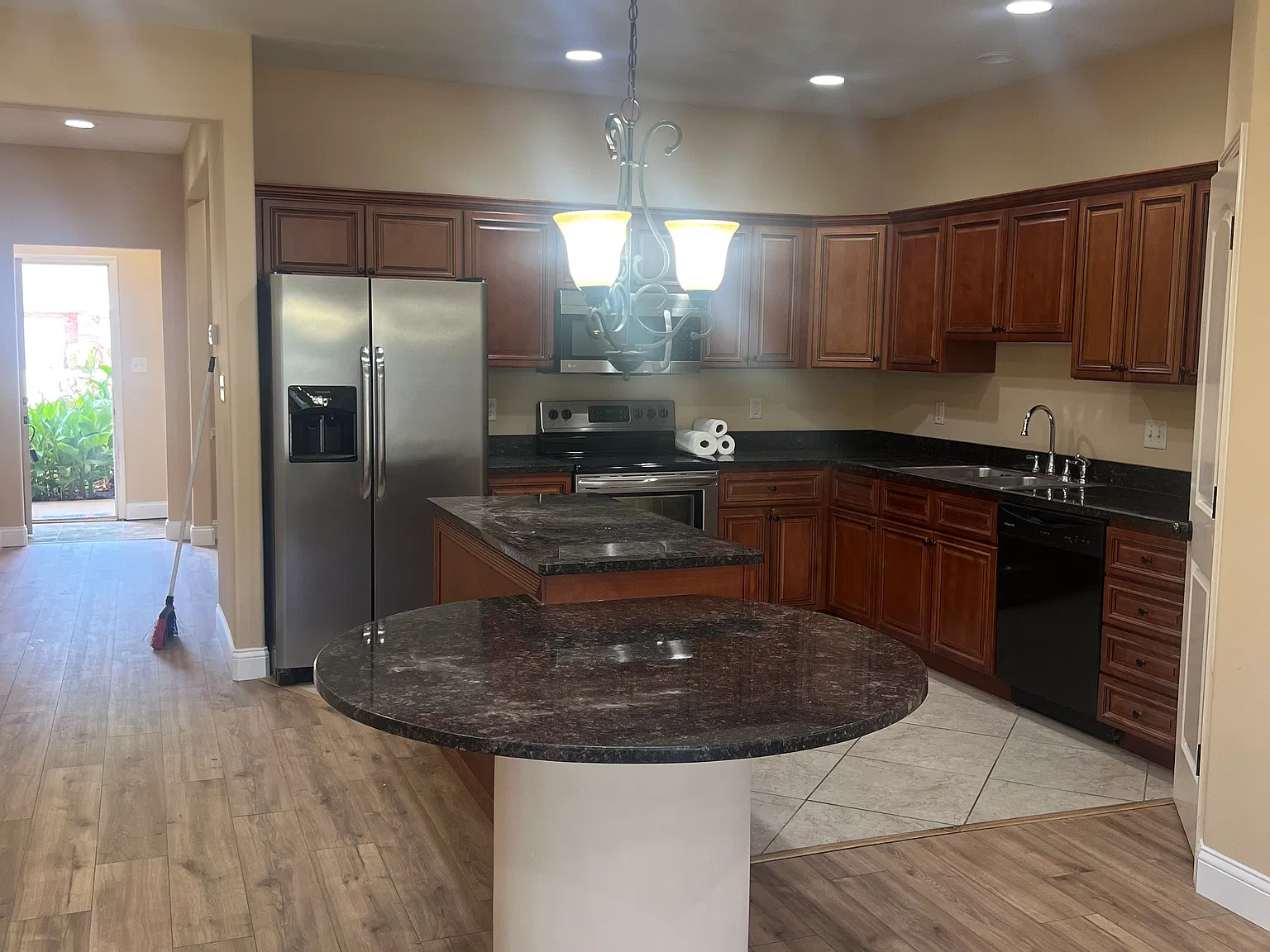 3 bed, 2.5 bath, 2400 sqft, $2,000 — Photo 2