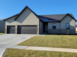 877 W Elmwood Cir, Nixa, MO 65714