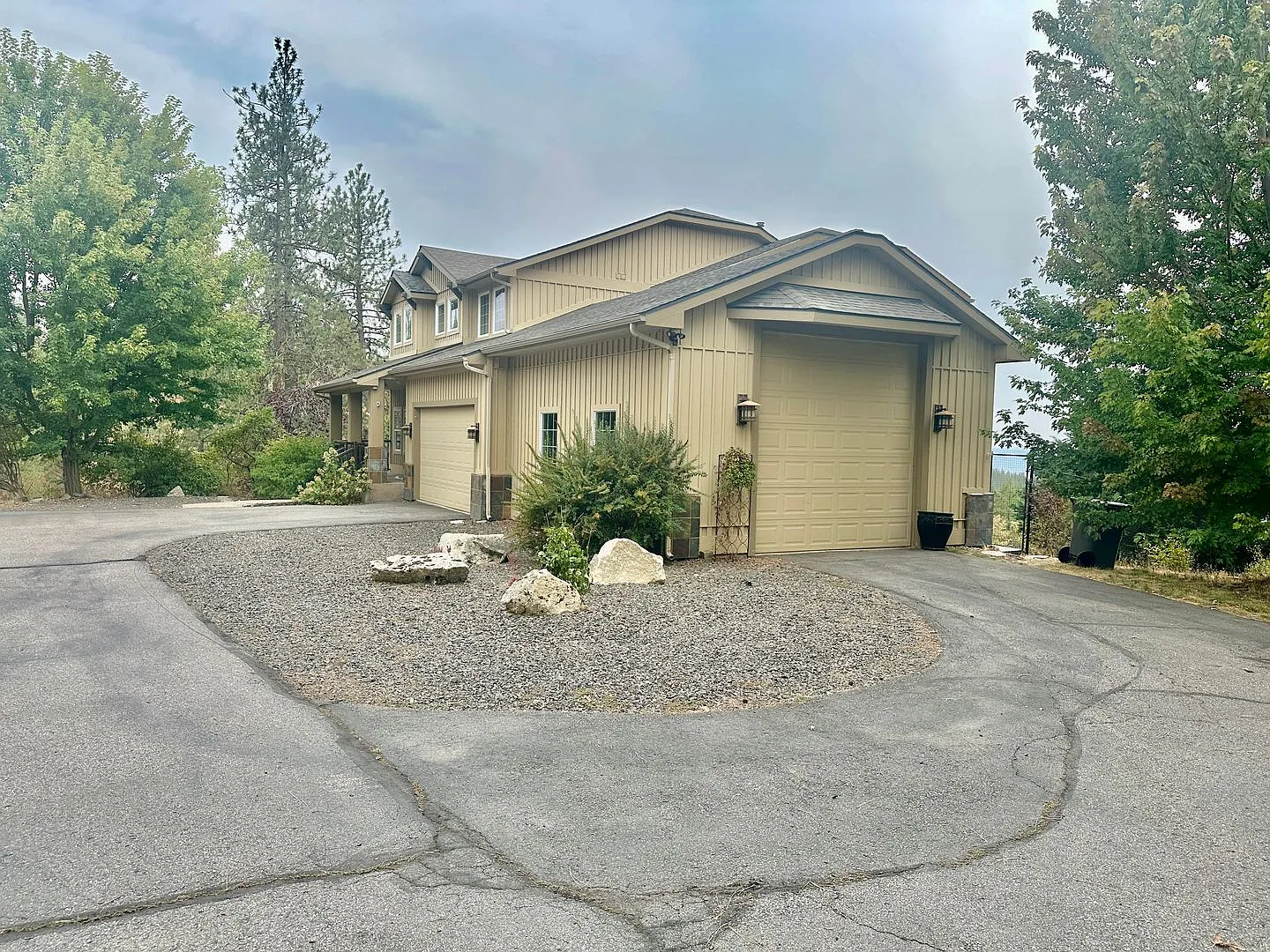 Private Country Hills Estate on 10 Acres with Stunning Views — Photo 2
