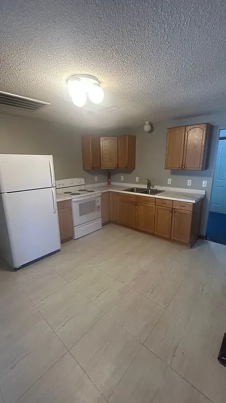 1 bed, 1.0 bath, 600 sqft, $1,200 — Photo 2