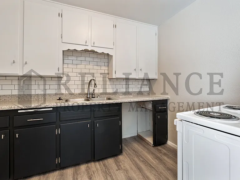 1562 Floberta St — Photo 10