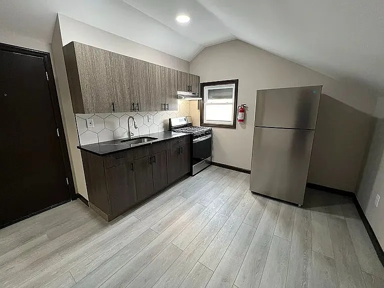 163 Elwood Ave #D — Photo 4
