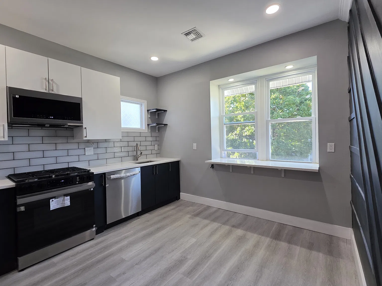 3 bed, $2,995 — Photo 2