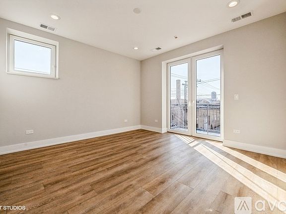 4th image of 3216 N Karlov Ave #2S