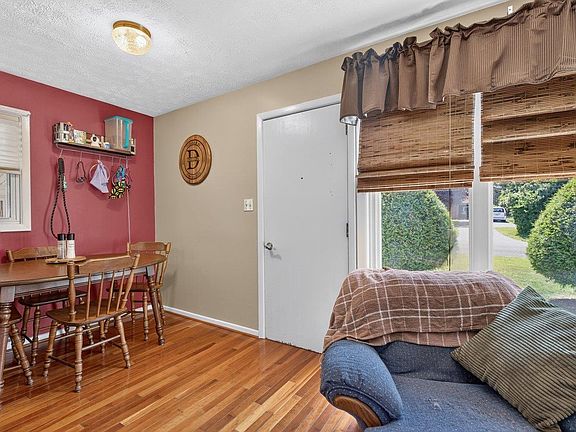 4th image of 180 Sunset Dr