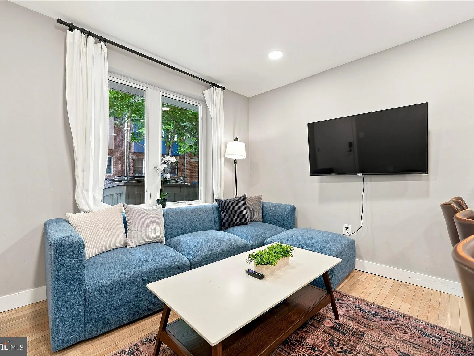 2 bed, 2000 sqft, $2,200 — Photo 2