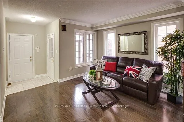 5 bed, $4,200 — Photo 2