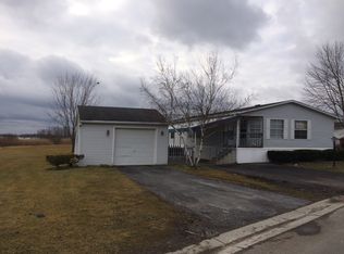 587 Evergreen Dr, Lockport, NY 14094
