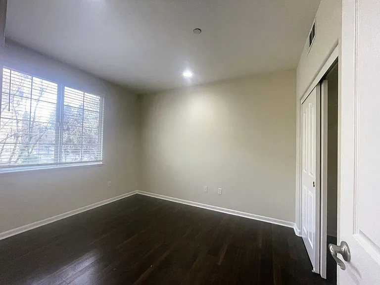 863 N King Rd — Photo 8