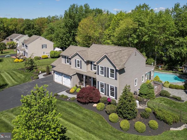 1416 Long Pond Dr, Warrington, PA 18976