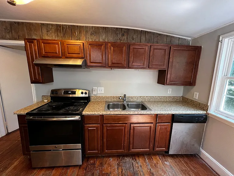 1022 Henderson St — Photo 8