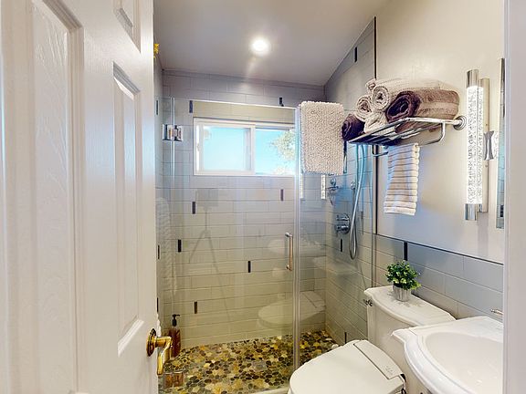 3rd image of 2755 Wyandotte Ave