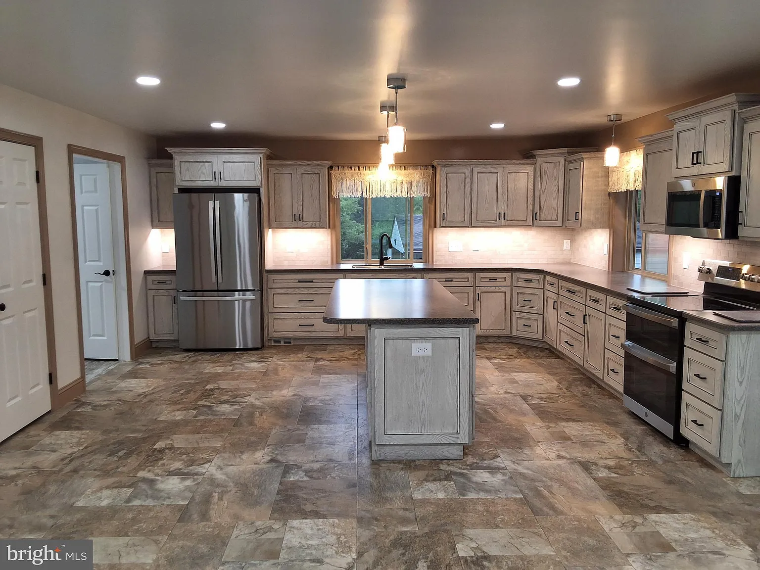 3 bed, 2.5 bath, $2,400 — Photo 3